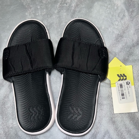 Unisex kids slides, active wear. Never worn or used. Still with tags. Kids. - Picture 2 of 7